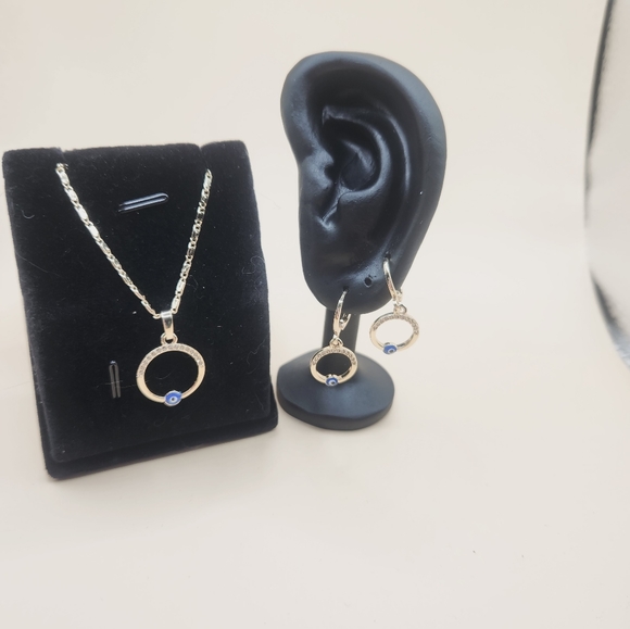 Ladies Necklace and earrings set - Picture 3 of 3